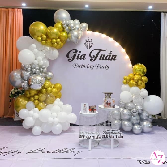 Sinh nhật người lớn (Hình Khách)
