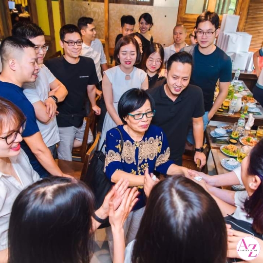 Sinh nhật người lớn (Hình Khách)