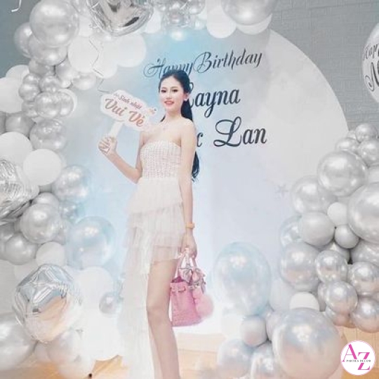 Sinh nhật người lớn (Hình Khách)