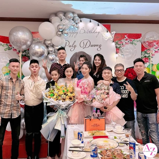 Sinh nhật người lớn (Hình Khách)