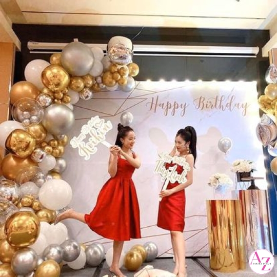 Sinh nhật người lớn (Hình Khách)