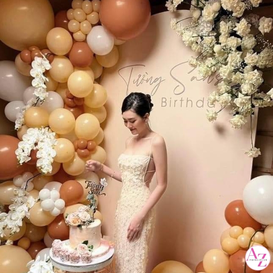 Sinh nhật người lớn (Hình Khách)