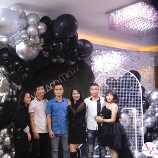 Sinh nhật người lớn (Hình Khách)
