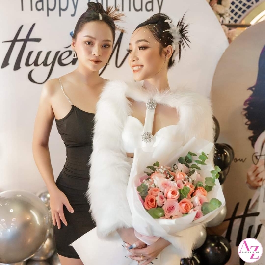 Sinh nhật người lớn (Hình Khách)