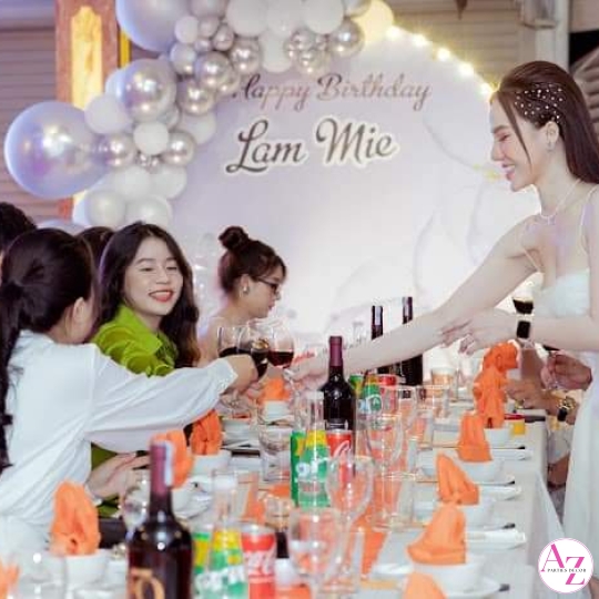 Sinh nhật người lớn (Hình Khách)